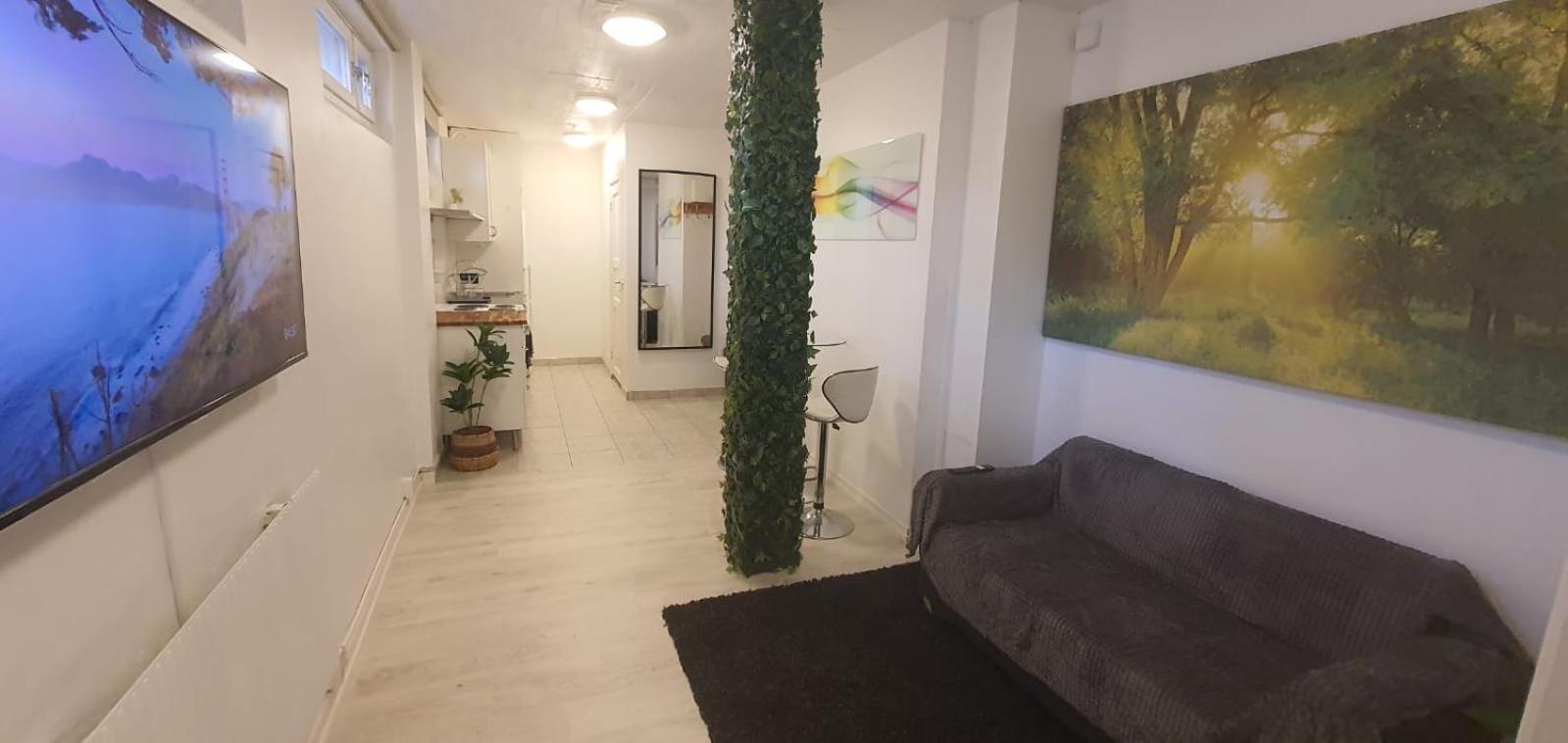 Beautiful Basement Apartment, Very Private And Close To The Metro Stockholm Eksteriør billede