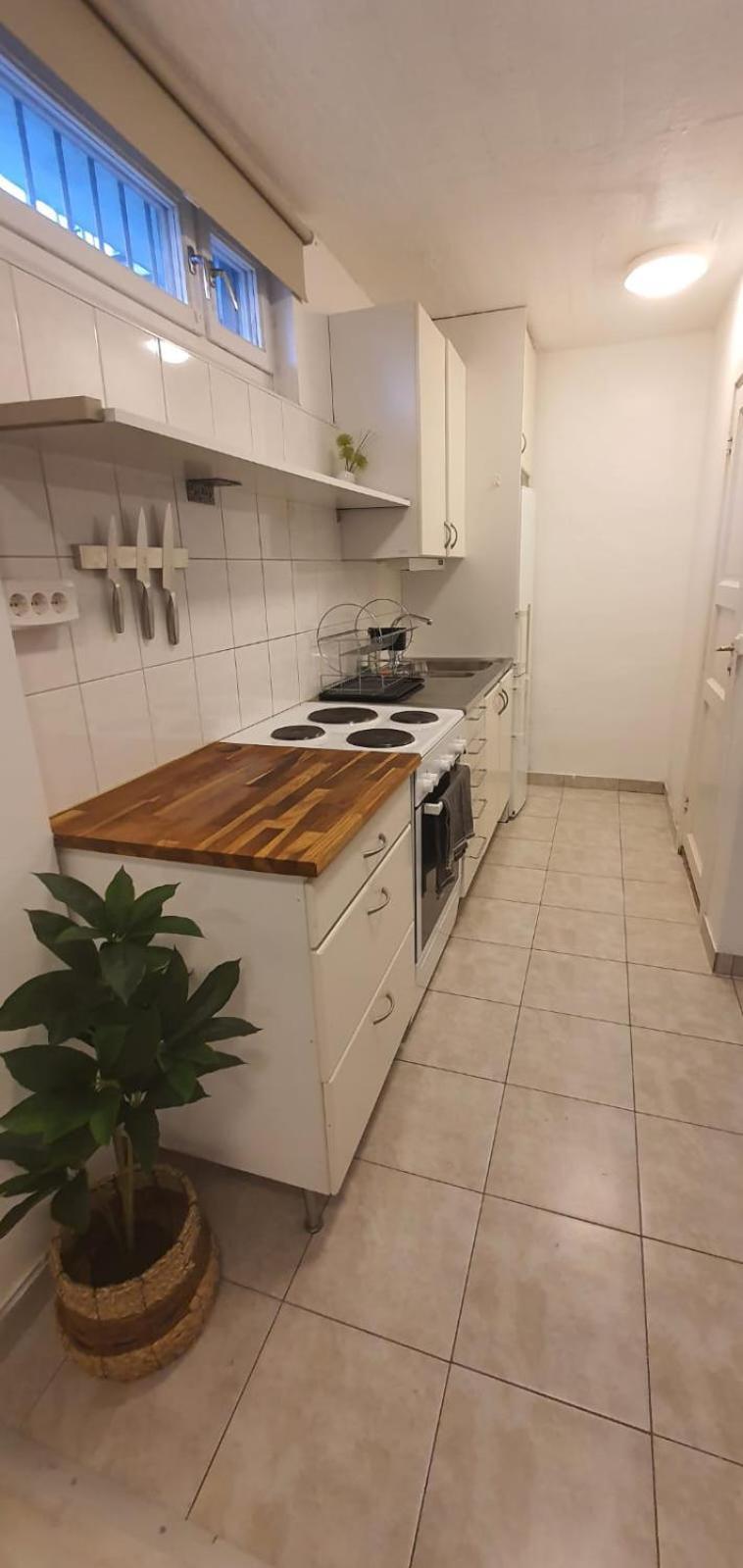 Beautiful Basement Apartment, Very Private And Close To The Metro Stockholm Eksteriør billede