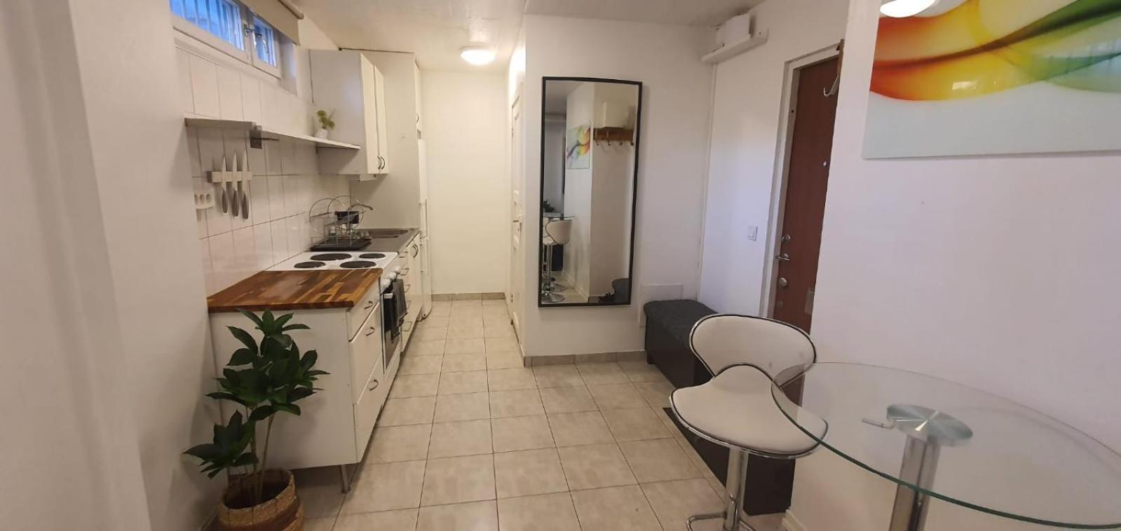 Beautiful Basement Apartment, Very Private And Close To The Metro Stockholm Eksteriør billede