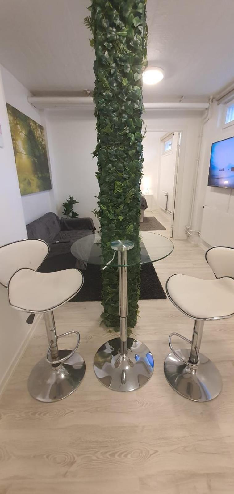 Beautiful Basement Apartment, Very Private And Close To The Metro Stockholm Eksteriør billede