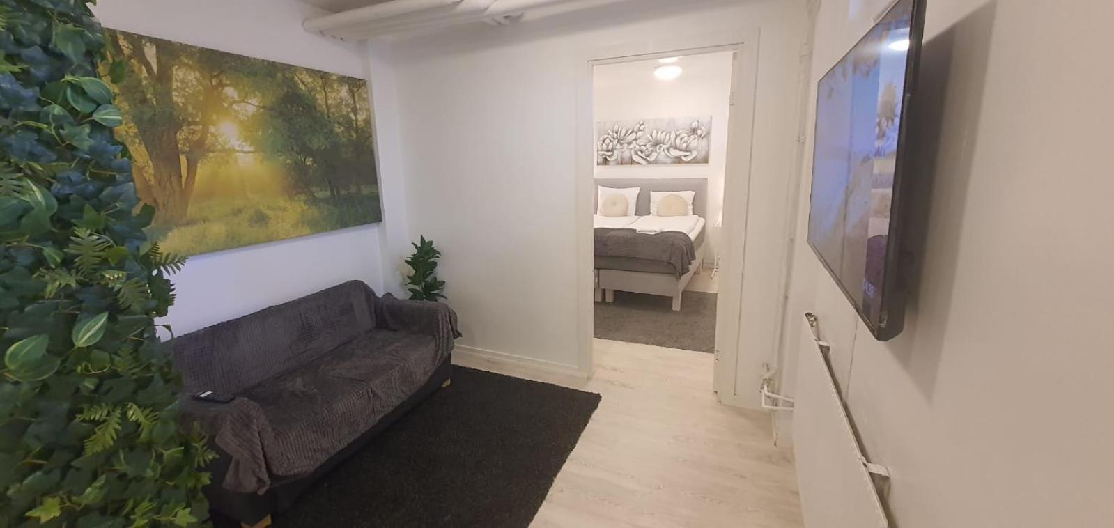 Beautiful Basement Apartment, Very Private And Close To The Metro Stockholm Eksteriør billede