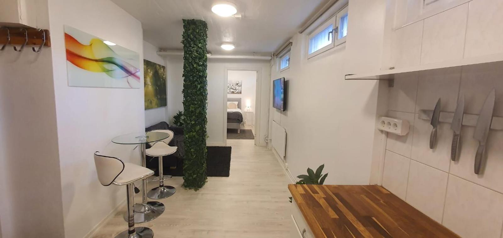Beautiful Basement Apartment, Very Private And Close To The Metro Stockholm Eksteriør billede