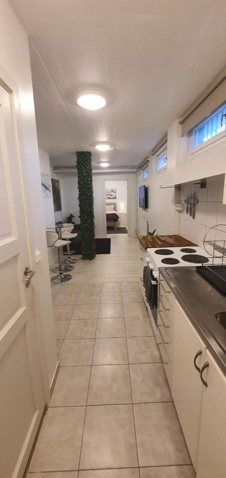 Beautiful Basement Apartment, Very Private And Close To The Metro Stockholm Eksteriør billede