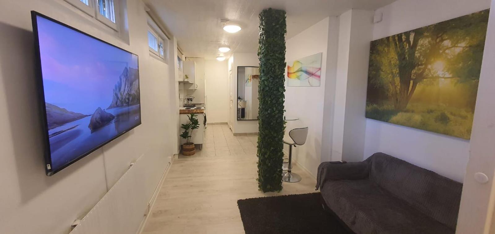 Beautiful Basement Apartment, Very Private And Close To The Metro Stockholm Eksteriør billede