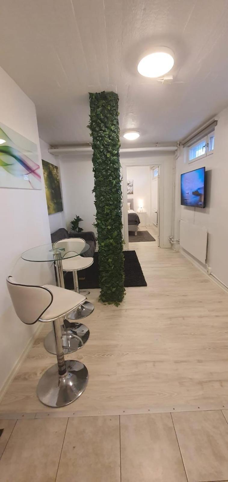 Beautiful Basement Apartment, Very Private And Close To The Metro Stockholm Eksteriør billede
